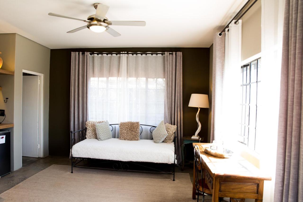 Olive Grove Guesthouse วินด์ฮุก ภายนอก รูปภาพ